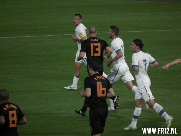 Ron Vlaar wint van Slowakije
