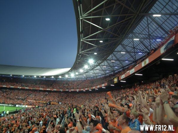 Ron Vlaar wint van Slowakije