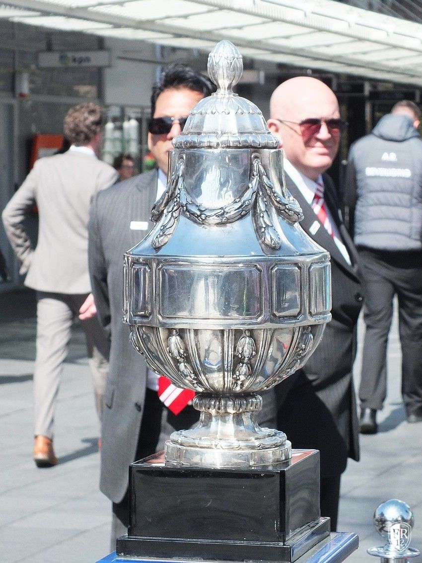 KNVB beker op de Lijnbaan