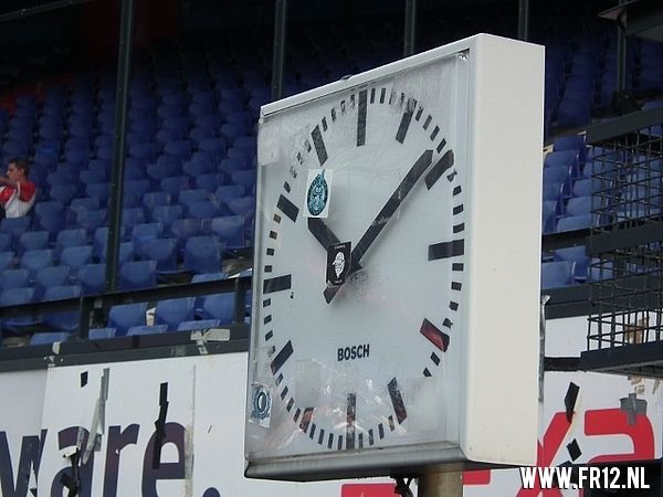 Vuurwerk in de kuip bij laatste training voor 020
