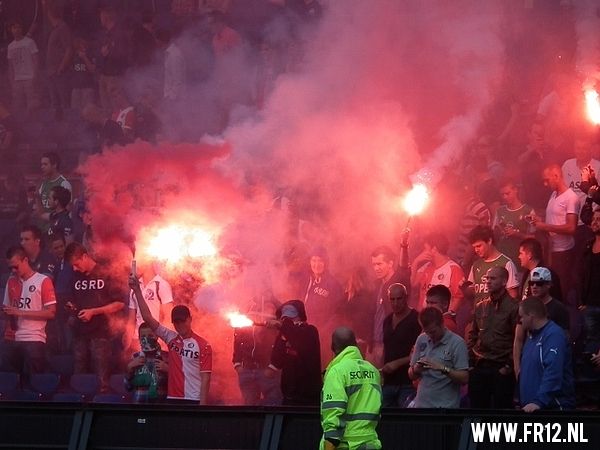 Vuurwerk in de kuip bij laatste training voor 020