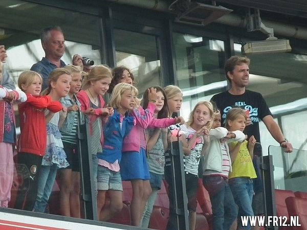 Vuurwerk in de kuip bij laatste training voor 020