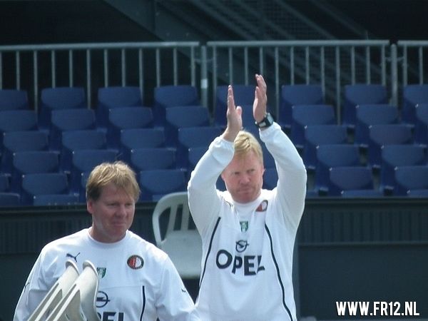 Vuurwerk in de kuip bij laatste training voor 020