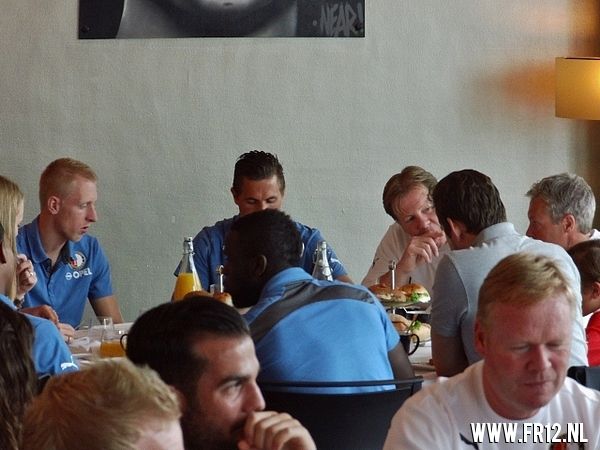 Feyenoordfans lunchen met selectie