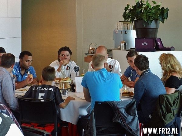 Feyenoordfans lunchen met selectie