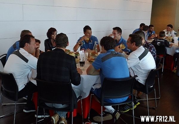 Feyenoordfans lunchen met selectie