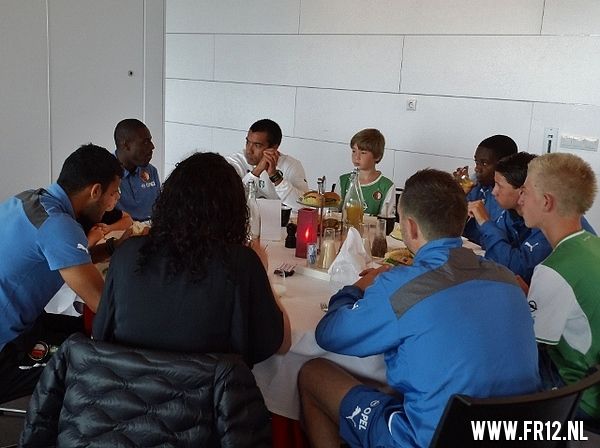 Feyenoordfans lunchen met selectie
