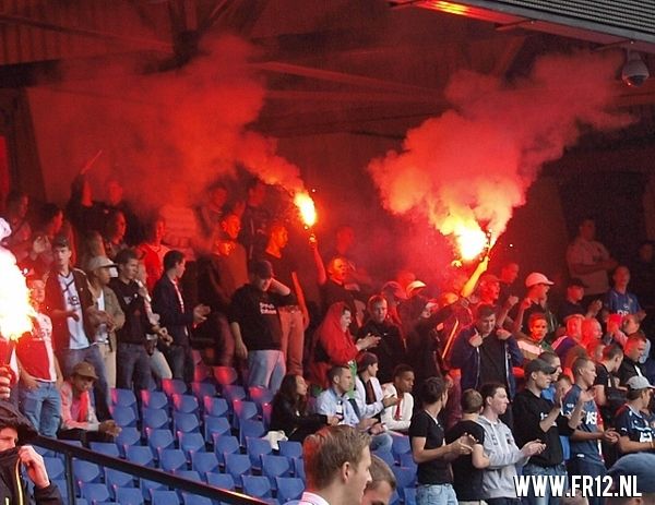 Vuurwerk in de kuip bij laatste training voor 020