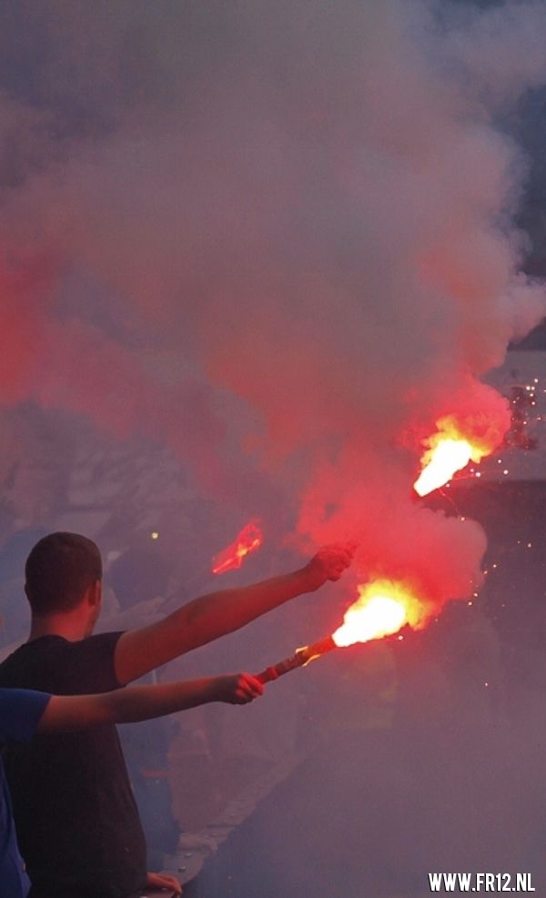 Vuurwerk in de kuip bij laatste training voor 020