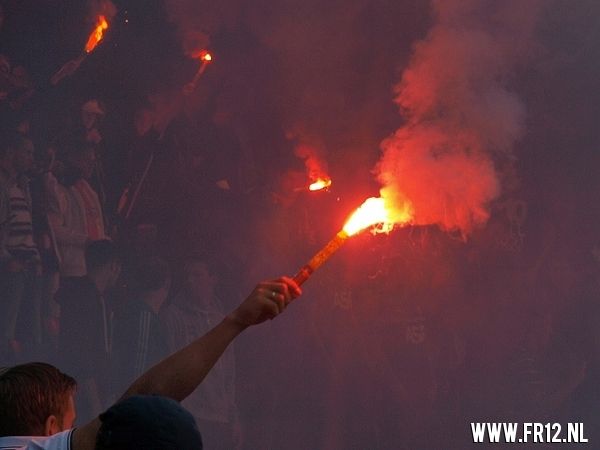 Vuurwerk in de kuip bij laatste training voor 020
