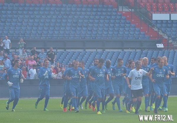 Vuurwerk in de kuip bij laatste training voor 020