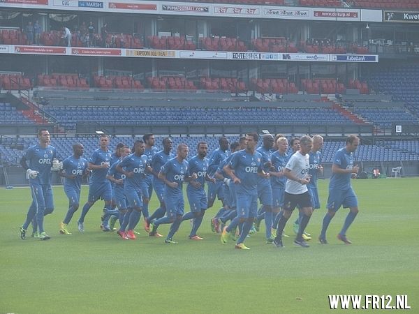 Vuurwerk in de kuip bij laatste training voor 020