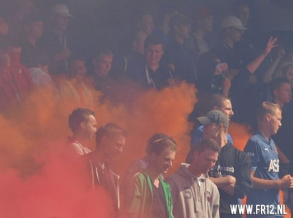 Vuurwerk in de kuip bij laatste training voor 020