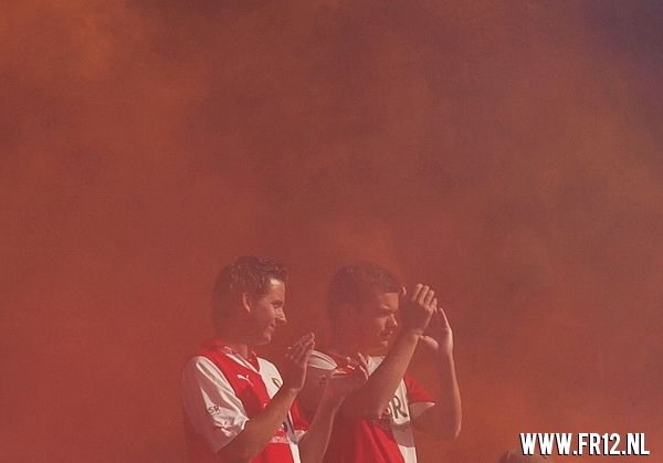 Vuurwerk in de kuip bij laatste training voor 020