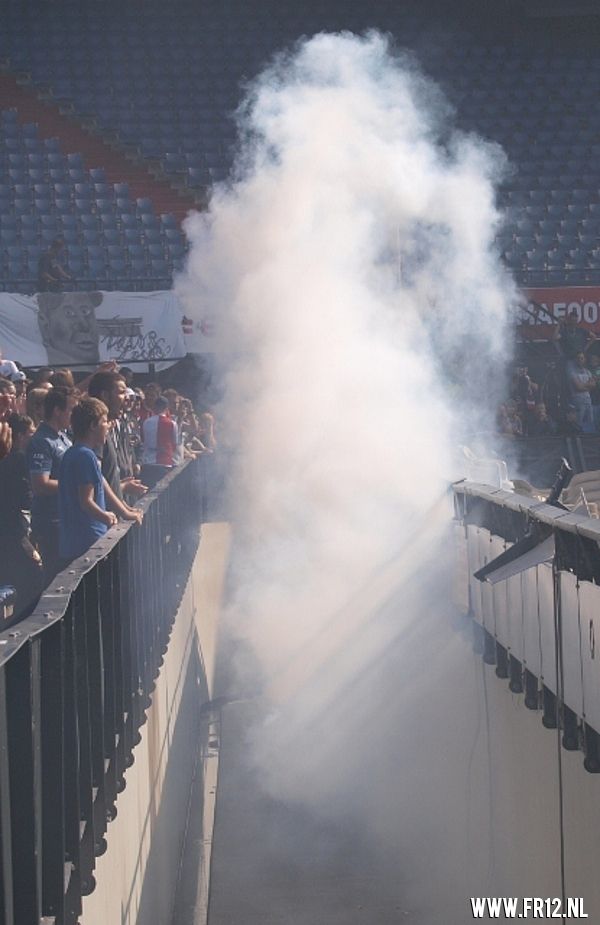 Vuurwerk in de kuip bij laatste training voor 020