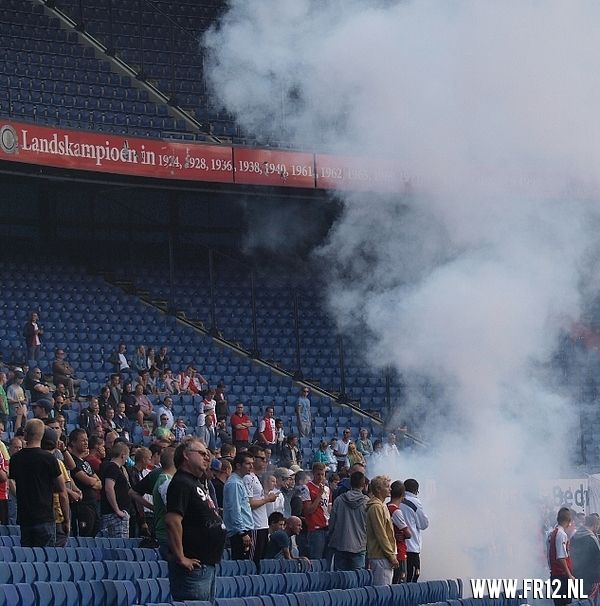 Vuurwerk in de kuip bij laatste training voor 020