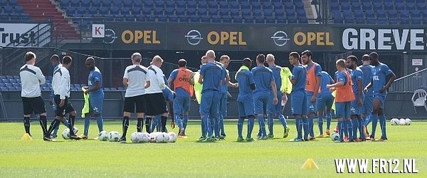 Vuurwerk in de kuip bij laatste training voor 020