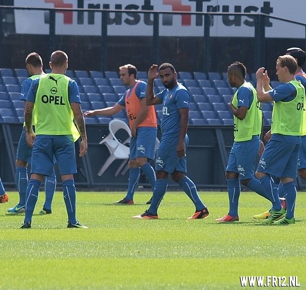 Vuurwerk in de kuip bij laatste training voor 020