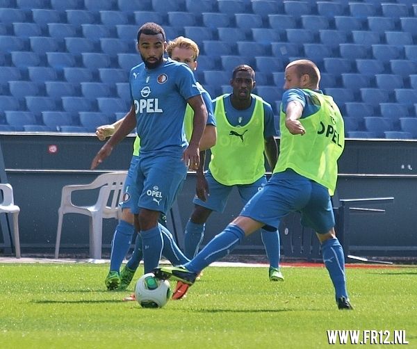 Vuurwerk in de kuip bij laatste training voor 020
