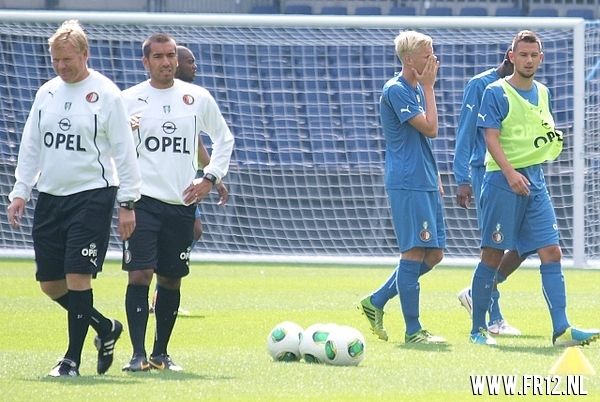 Vuurwerk in de kuip bij laatste training voor 020