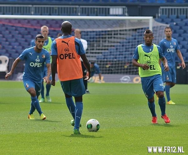 Vuurwerk in de kuip bij laatste training voor 020