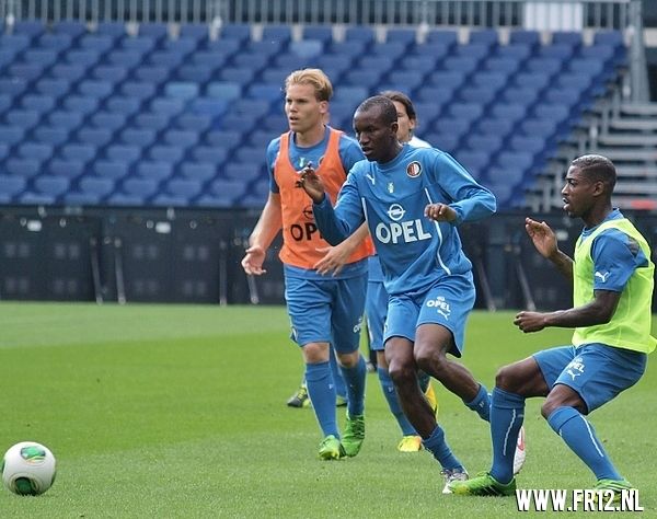 Vuurwerk in de kuip bij laatste training voor 020
