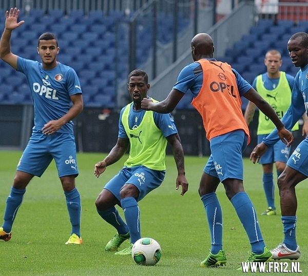 Vuurwerk in de kuip bij laatste training voor 020
