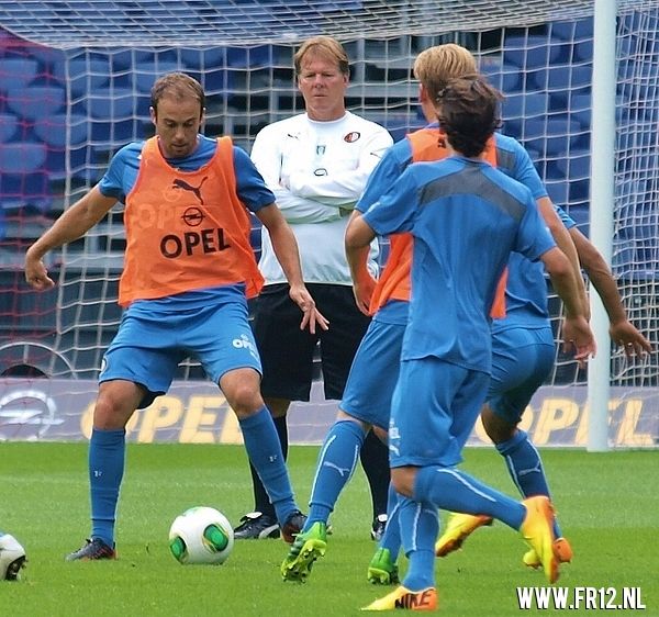 Vuurwerk in de kuip bij laatste training voor 020