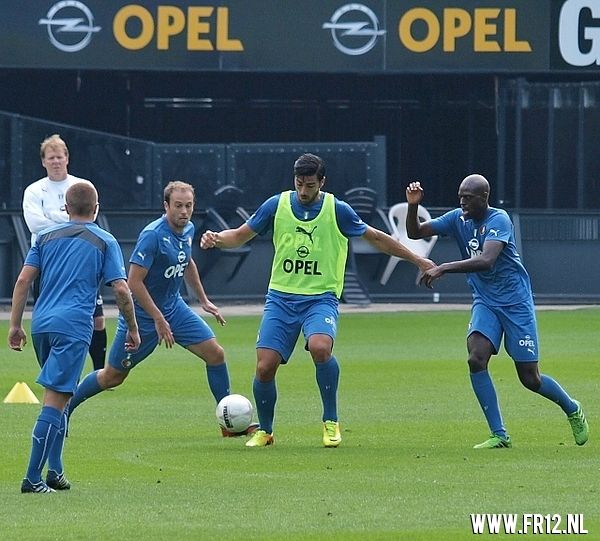 Vuurwerk in de kuip bij laatste training voor 020