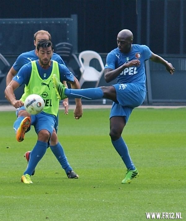 Vuurwerk in de kuip bij laatste training voor 020