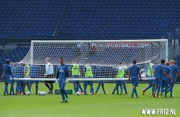 Vuurwerk in de kuip bij laatste training voor 020
