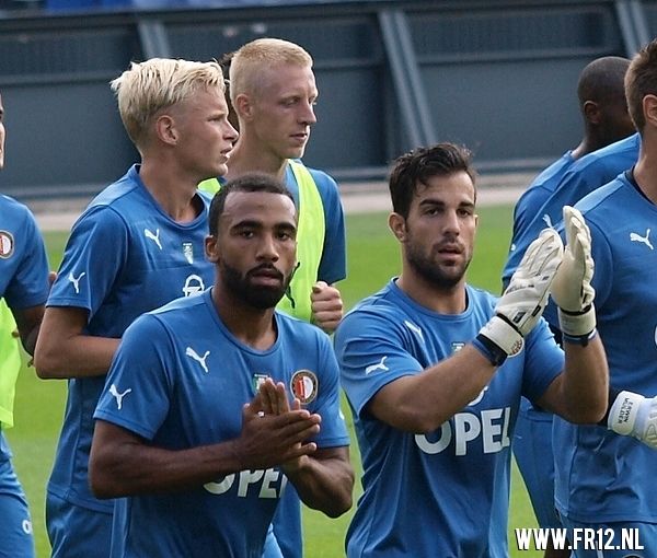 Vuurwerk in de kuip bij laatste training voor 020