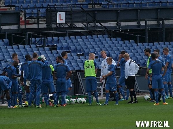 Vuurwerk in de kuip bij laatste training voor 020