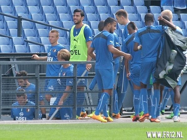Vuurwerk in de kuip bij laatste training voor 020