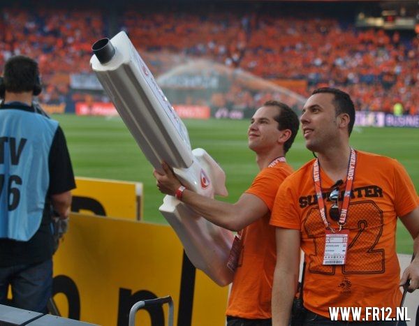 Ron Vlaar wint van Slowakije