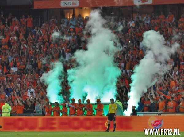 Ron Vlaar wint van Slowakije