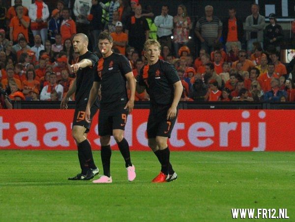 Ron Vlaar wint van Slowakije