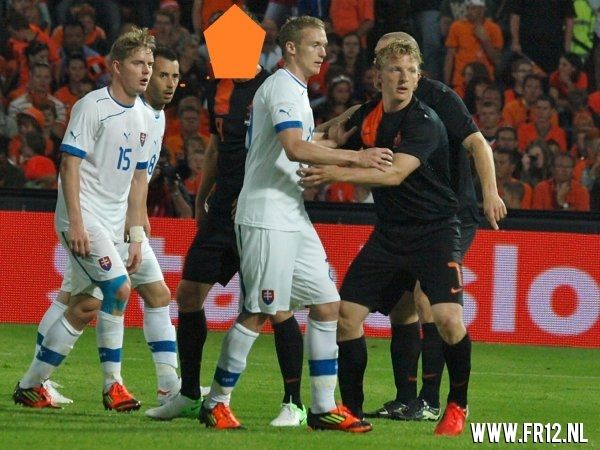 Ron Vlaar wint van Slowakije