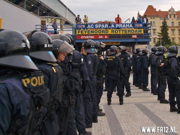Supporters kleuren Praag rood&wit