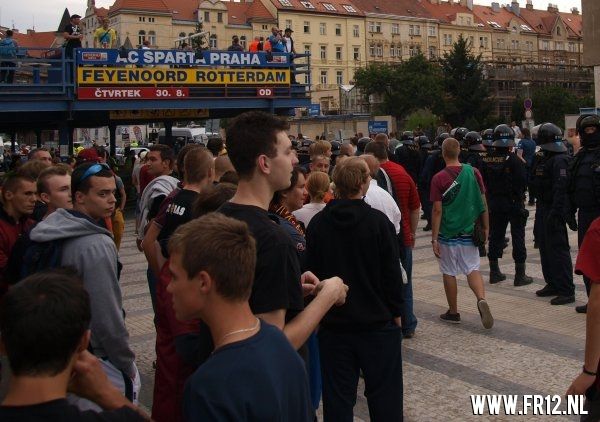 Supporters kleuren Praag rood&wit