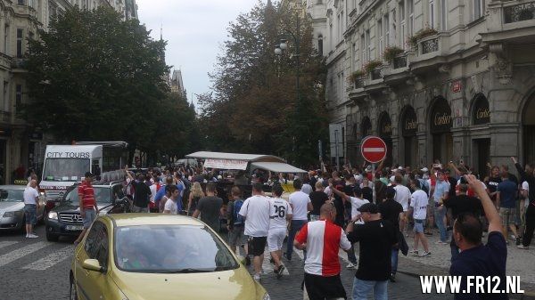 Supporters kleuren Praag rood&wit