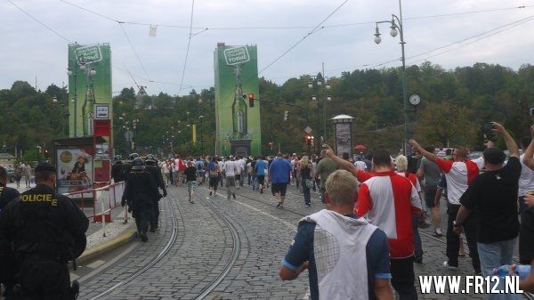Supporters kleuren Praag rood&wit