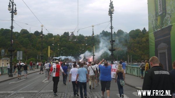Supporters kleuren Praag rood&wit