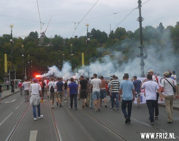 Supporters kleuren Praag rood&wit