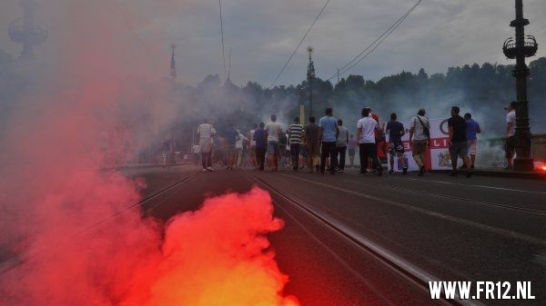 Supporters kleuren Praag rood&wit