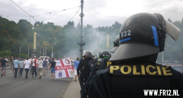 Supporters kleuren Praag rood&wit
