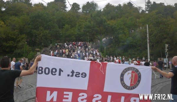Supporters kleuren Praag rood&wit