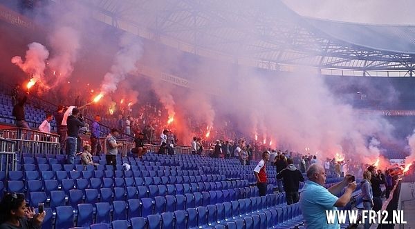 Vuurwerk in de kuip bij laatste training voor 020