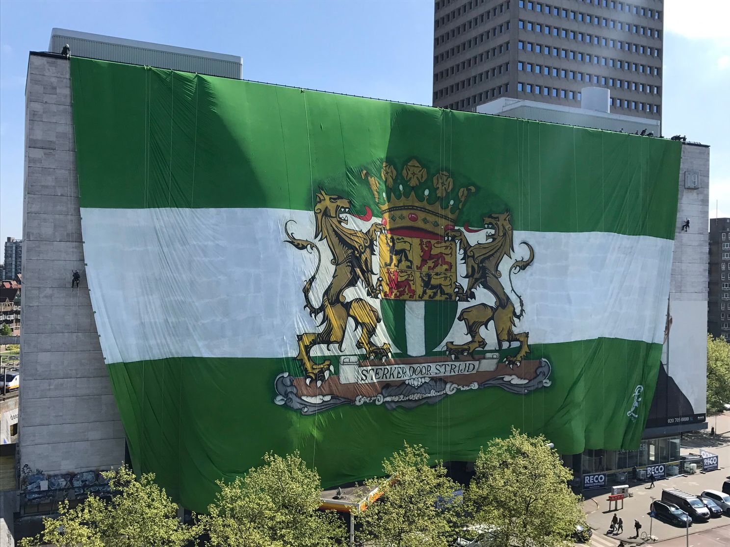 Supporters hangen megadoek op in Rotterdam
