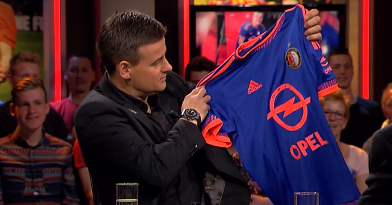 VIDEO | Boskamp overhandigt Genee nieuw Feyenoord-uitshirt